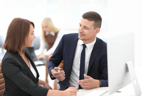 Medewerkers over bedrijfskwesties in kantoor — Stockfoto