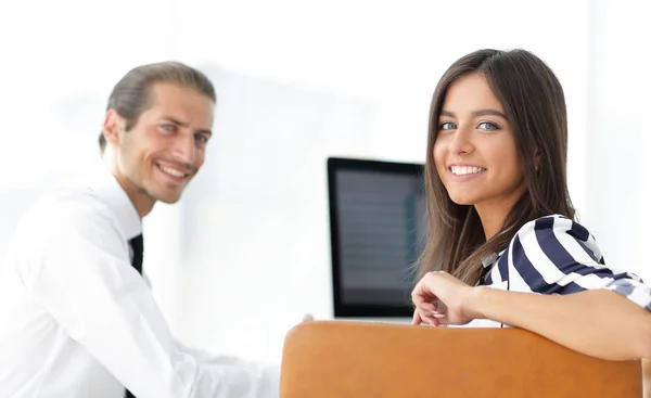 Deux jeunes employés assis derrière un bureau — Photo