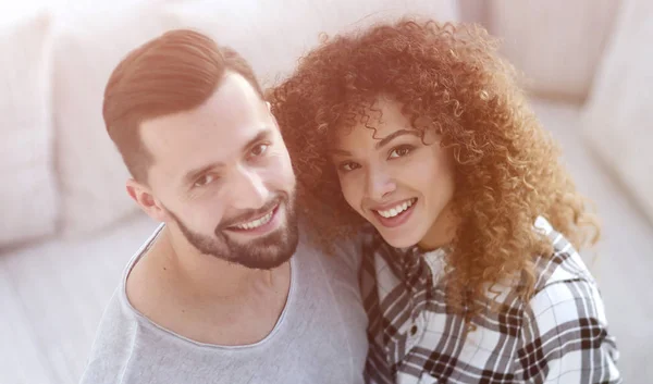 Young couple standing in new living room and looking at camera — Stock Photo, Image