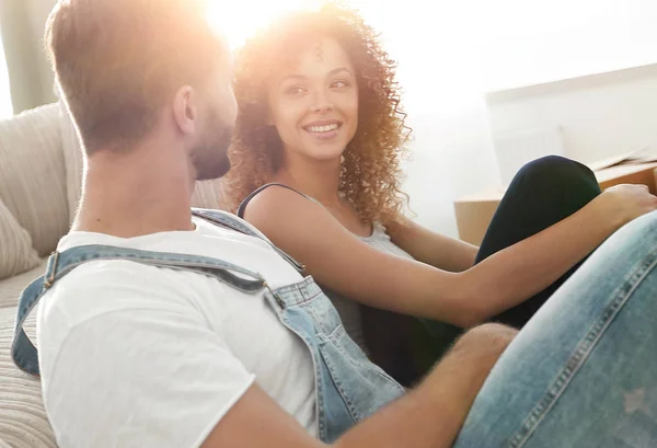 Primer plano de una feliz pareja casada sentada en un nuevo apartamento — Foto de Stock