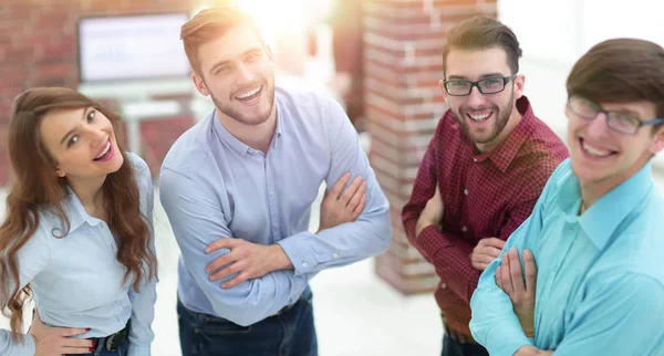 Lächelndes amerikanisches Team diskutiert Geschäftsprojekt beim Kaffee — Stockfoto