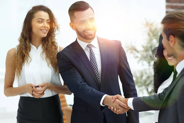 Handshake partnerów biznesowych w biurze. — Zdjęcie stockowe