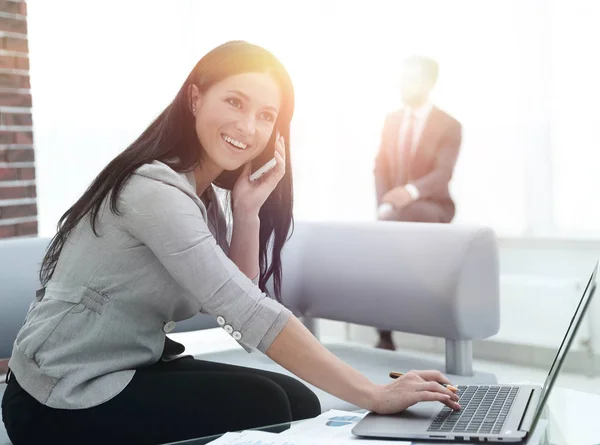 Mujer asistente en su lugar de trabajo . — Foto de Stock