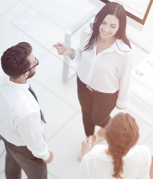 Medewerkers van het bedrijf gaat in het kantoor. — Stockfoto