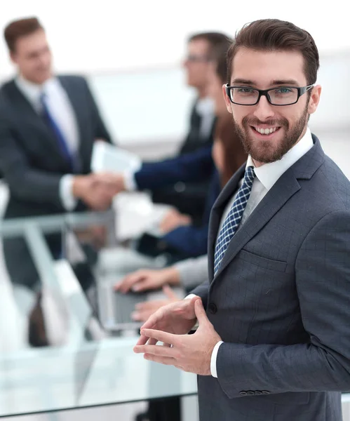 Sorridente empresário no fundo do escritório — Fotografia de Stock