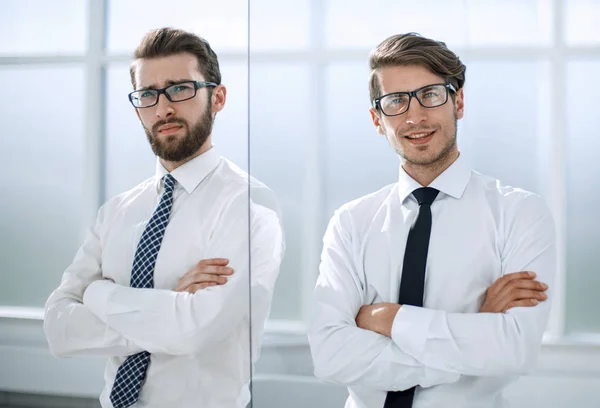 Dos empresarios serios de pie en la oficina — Foto de Stock