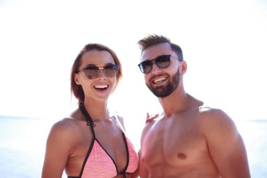 Yakışıklı delikanlı genç çekici kadınla carefre harcama