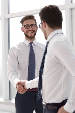 up.Handshake bir ofis pencere dışında duran iş ortakları kapatmak.