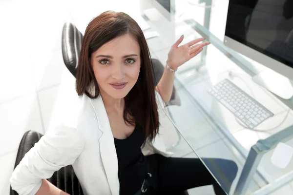 Жінка-асистент, що працює на комп'ютері . — стокове фото