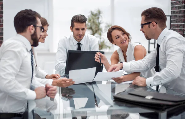 Equipe de negócios discutindo documentos financeiros . — Fotografia de Stock