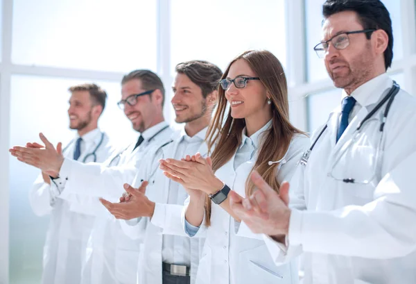 Μια Ομάδα Επιτυχημένων Γιατρών Χειροκροτεί Έννοια Της Καλής Εργασίας — Φωτογραφία Αρχείου
