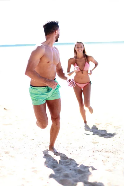 Gente Romántica Enamorada Corriendo Mar —  Fotos de Stock