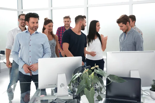 Gelukkig business team staande in moderne kantoren — Stockfoto