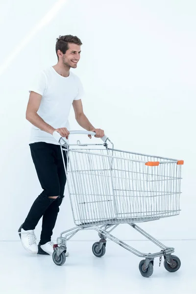 Sonriente hombre empujando carrito de compras . —  Fotos de Stock