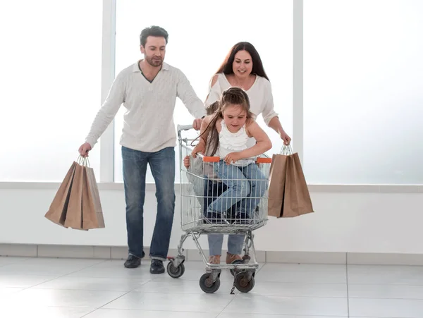 Счастливая семья готова делать покупки — стоковое фото