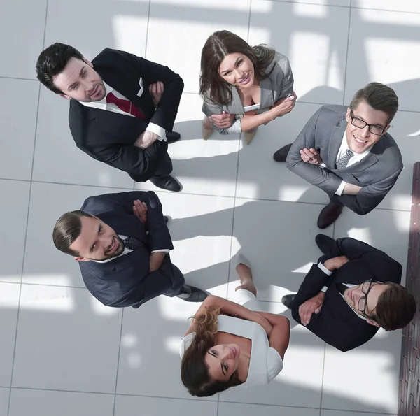 Вид сверху. деловая команда, стоящая по кругу — стоковое фото