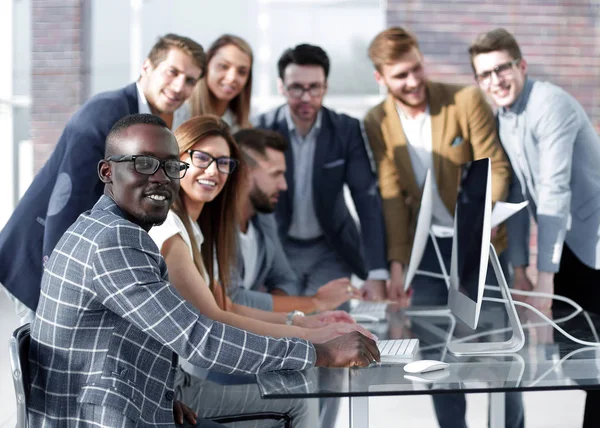 Multi-etnische business team bespreekt de resultaten van haar werkzaamheden — Stockfoto