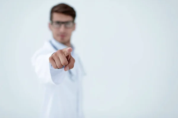 Image de fond. jeune médecin responsable vous pointant du doigt — Photo