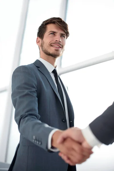 Счастливый бизнесмен, пожимающий руку бизнесвумен на встрече — стоковое фото