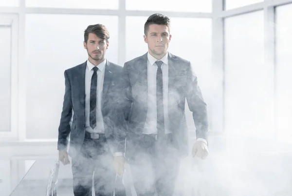 Бізнесмени в димчастому офісі — стокове фото
