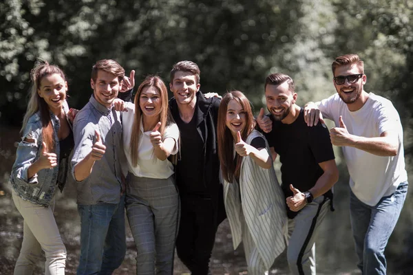 Группа успешных молодых людей, показывающих большой палец вверх — стоковое фото