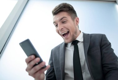 Telefon mesajý okuma ile ciddi iş adamı