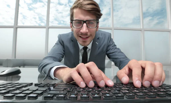 Hombre de negocios en la oficina de cerca — Foto de Stock