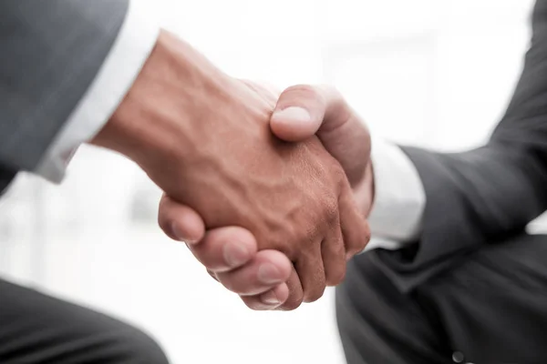 Крупный план бизнес-партнеров, пожимающих друг другу руки — стоковое фото
