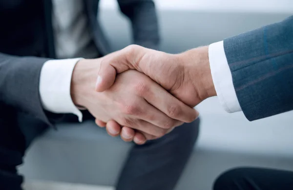 İyi bir anlaşma sonra başarılı iş insanlar el sıkışma. — Stok fotoğraf