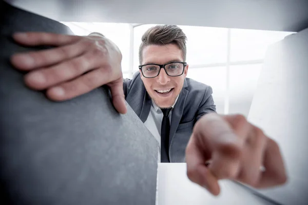 Close-up van de hand met de binder op het Bureau — Stockfoto