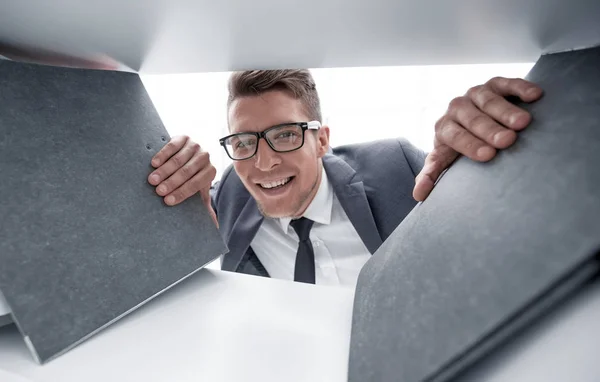 Hombre de negocios en gafas sonríe y mira la cámara —  Fotos de Stock