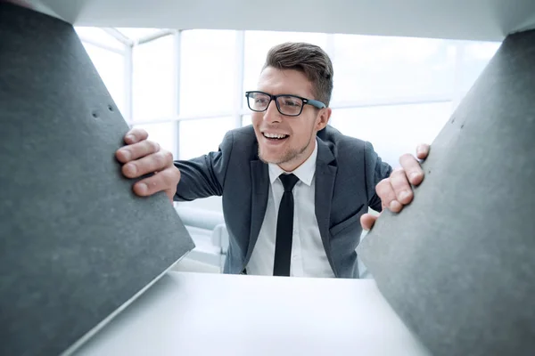 Üzletember szemüveg mosolyog, és úgy néz ki, a kamera — Stock Fotó