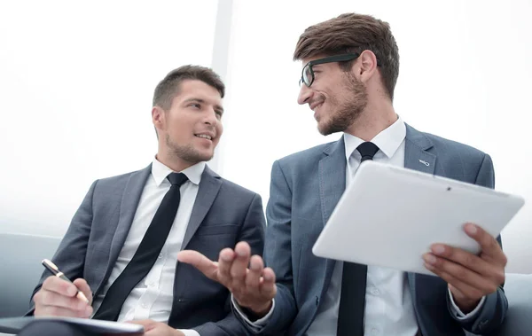 Hommes parlant dans le bureau pendant une pause — Photo