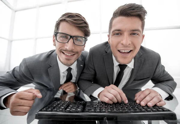 Hombres de negocios están mirando directamente a la cámara mientras están sentados i — Foto de Stock