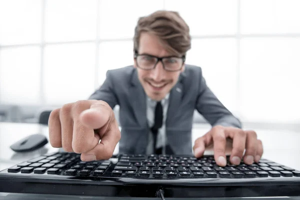 Uomo che punta a qualcosa con il dito e utilizzando il computer keyboar — Foto Stock