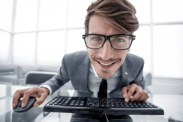 Verrückt aussehender Mann tippt auf der Tastatur — Stockfoto