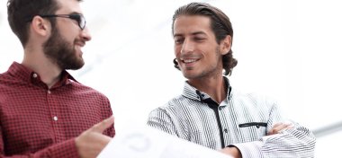 Çalışanlar şirketin belge tartışıyor