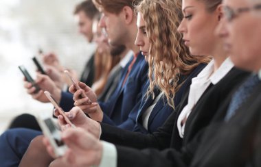 bir iş toplantısında oturan arkadaşları closeup.
