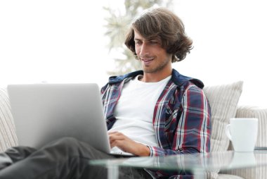 ciddi adam üstünde laptop evde çalışma