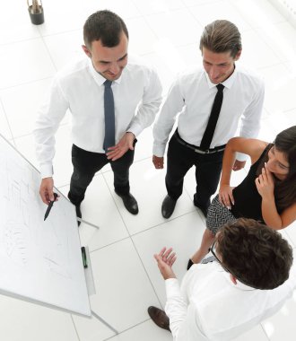 arka plan resmi bir iş takımının yeni fikirler tartışıyor.