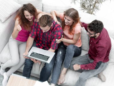 Fotoğraf laptop arıyorum arkadaş grubu.