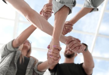 Beyaz arkaplanda birleşik eller