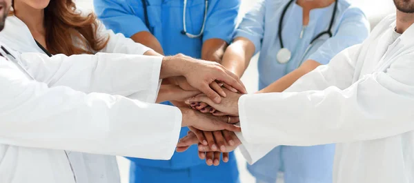 Doctors and nurses stacking hands. concept of mutual aid. — Stock Photo, Image