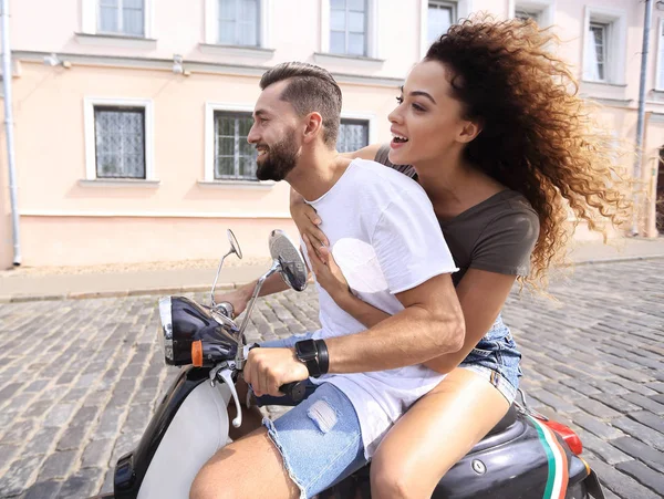 Щаслива молода пара розважається на скутері — стокове фото