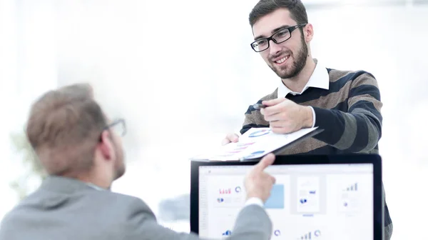 Geschäftsmann schickt dem Mitarbeiter ein Finanzdokument — Stockfoto