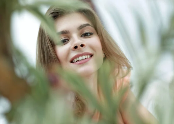 Portret van lachende vrouw gezicht op onscherpe achtergrond. — Stockfoto