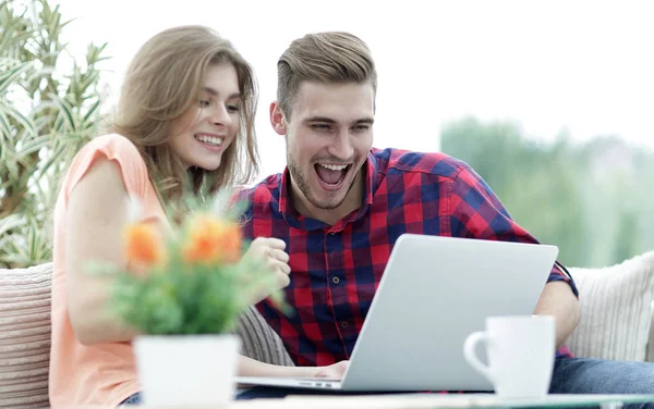Genç çift bir dizüstü bilgisayar ekranına bakarak — Stok fotoğraf