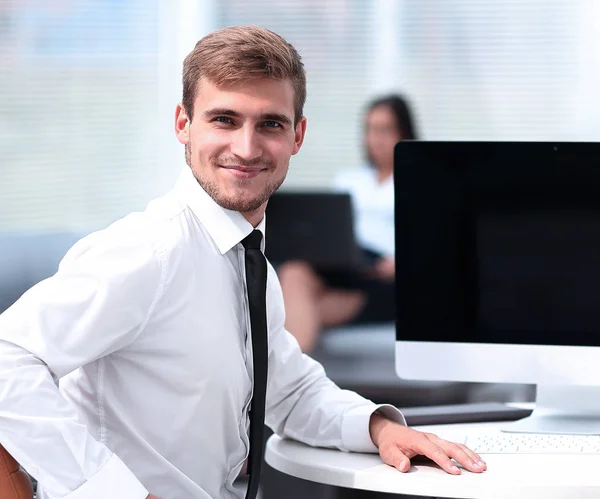 Membros da equipe de negócios sentados na mesa e olhando para a câmera  . — Fotografia de Stock