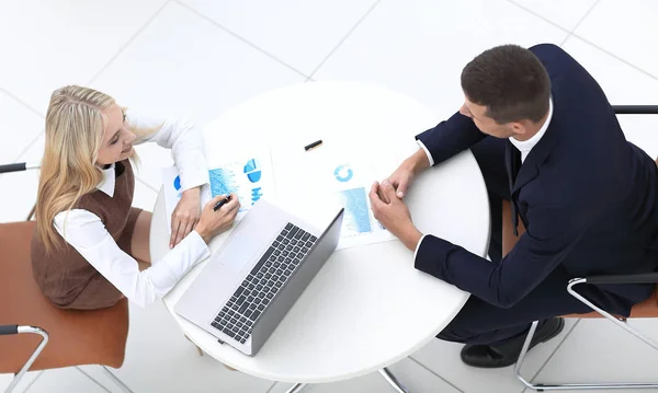 Two employees discussing financial charts — Stock Photo, Image