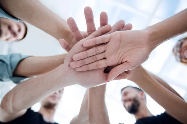 Grupo multirracial de amigos con las manos en la pila — Foto de Stock